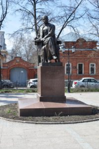 Памятник автору «Обломова» и «Обыкновенной истории», установленный в 60-е годы XX века